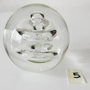 Vintage bolvormige Presse-papier kristal swirl transparant 7 cm