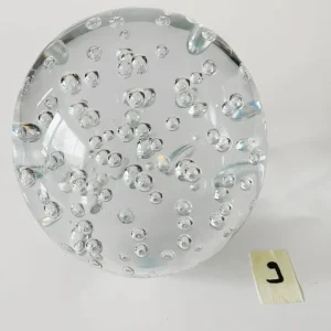 Vintage glazen presse papier helder kristal gecontroleerde bubbels 9,2 cm
